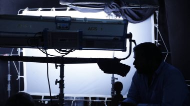 Işıklı hafif adam silueti