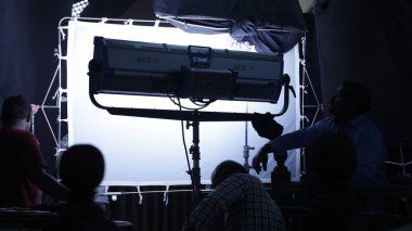 Işıklı hafif adam silueti