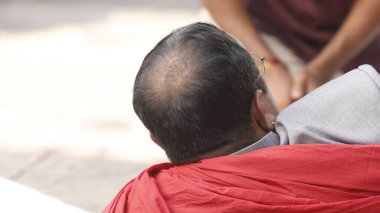 Kel kafalı adamın arkadan görünüşü