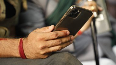 Cep telefonlu erkek modeller