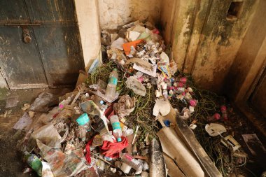 Huzurevindeki çöplük