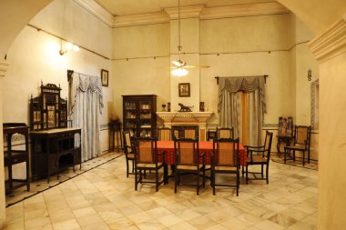 Eski bir binanın içi.