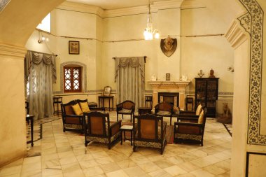 Eski bir binanın içi.