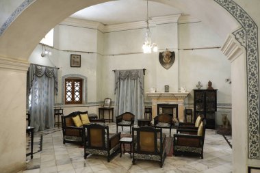 Eski bir binanın içi.