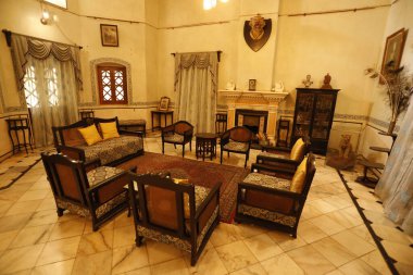 Eski bir binanın içi.