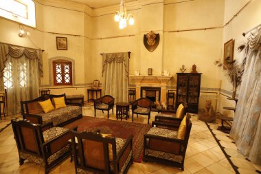 Eski bir binanın içi.