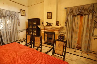 Eski bir binanın içi.