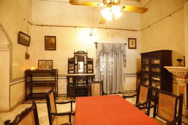 Eski bir binanın içi.