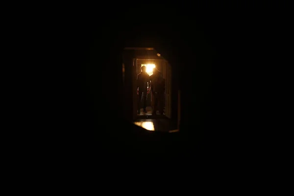 Silhouetten Von Menschen Vor Der Tür — Stockfoto