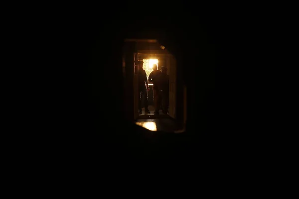 Silhouetten Von Menschen Vor Der Tür — Stockfoto