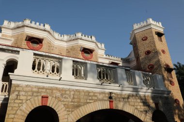 Hindistan kırsal kesimindeki terk edilmiş kale.