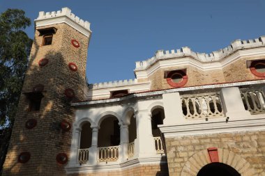 Hindistan kırsal kesimindeki terk edilmiş kale.