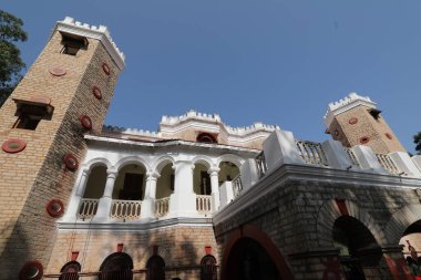 Hindistan kırsal kesimindeki terk edilmiş kale.