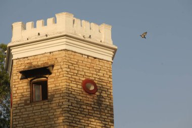 Hindistan kırsal kesimindeki terk edilmiş kale.