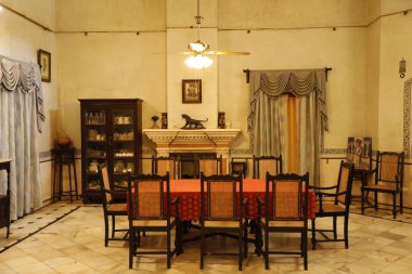 Eski bir binanın içi.