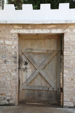 Hindistan kırsal kesimindeki terk edilmiş kale.