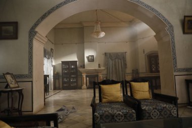 Eski bir binanın içi.