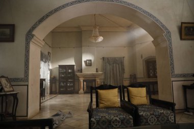 Eski bir binanın içi.