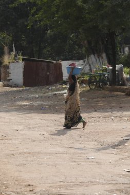 Hindistan 'ın kırsal kesimindeki Hyderabad' da yaşayan Hintli yaşlı kadınlar 25 Nisan 2021