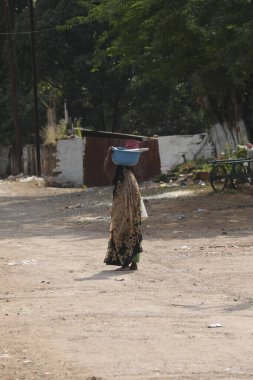 Hindistan 'ın kırsal kesimindeki Hyderabad' da yaşayan Hintli yaşlı kadınlar 25 Nisan 2021