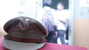 Masadaki Hint Polis Şapkası