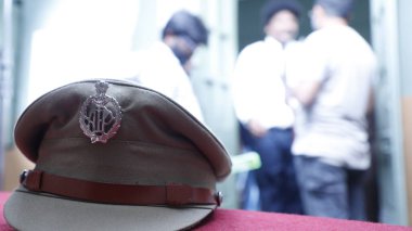 Masadaki Hint Polis Şapkası