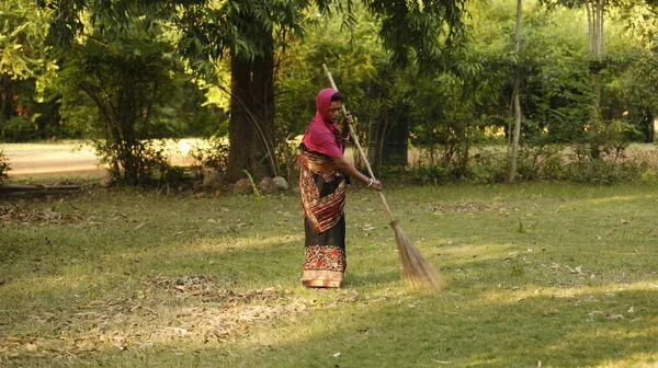 Women Worker Cleaned Park Hyderabad India 2Nd Aug 2022 — Zdjęcie stockowe