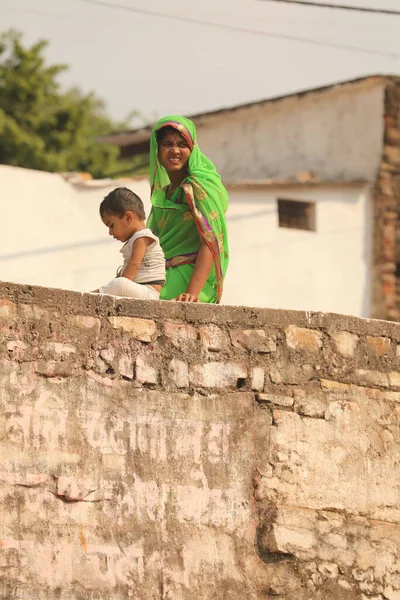 Индийская Мать Ребенок Смотрят Августа 2022 Года Хайдарабад Индия — стоковое фото