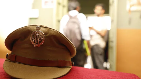桌上的印度警察帽子 — 图库照片