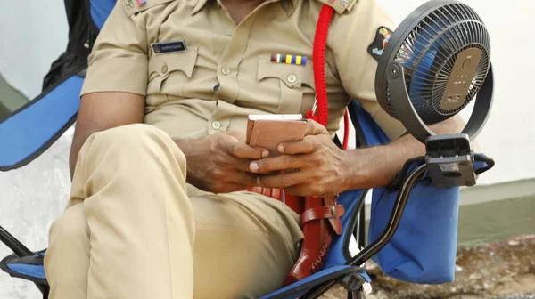 Индийская Полицейская Рука Телефоном — стоковое фото