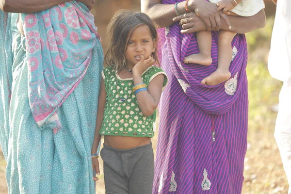 Indian Poor Mother Child Watching Hyderabad India 2Nd Aug 2022 — стоковое фото