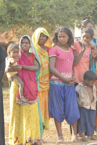 Indian Poor Mother Child Watching Hyderabad India 2Nd Aug 2022 — стоковое фото