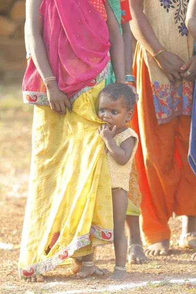 Indian Poor Mother Child Watching Hyderabad India 2Nd Aug 2022 — Stockfoto