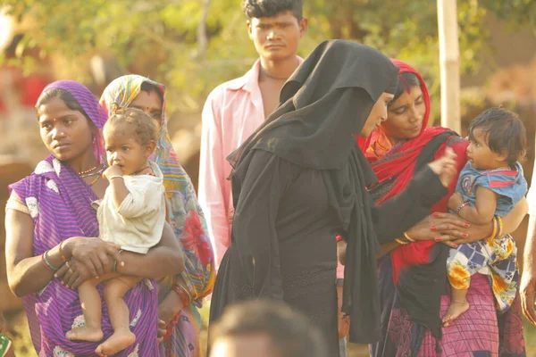 Indian Poor Mother Child Watching Hyderabad India 2Nd Aug 2022 — Zdjęcie stockowe