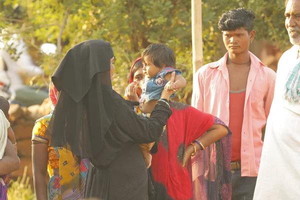 Indian Poor Mother Child Watching Hyderabad India 2Nd Aug 2022 — Stock Photo, Image