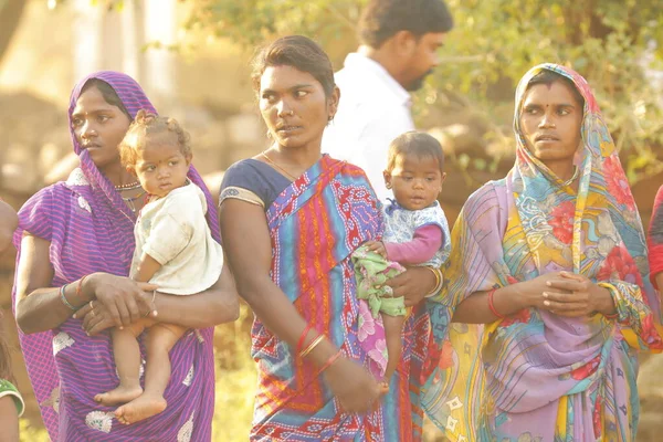 Indian Poor Mother Child Watching Hyderabad India 2Nd Aug 2022 — стоковое фото