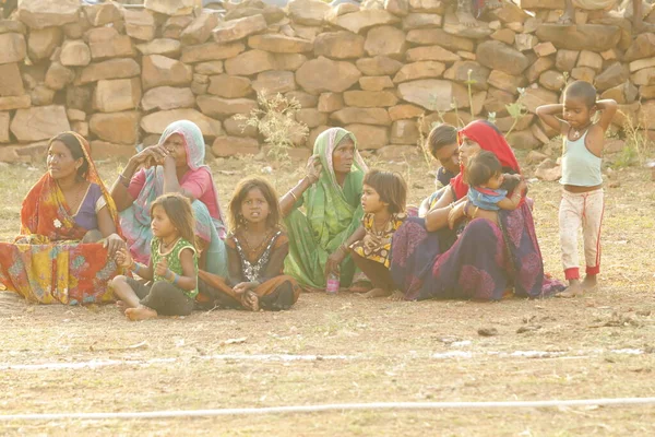 Indian Poor Mother Child Watching Hyderabad India 2Nd Aug 2022 — Zdjęcie stockowe