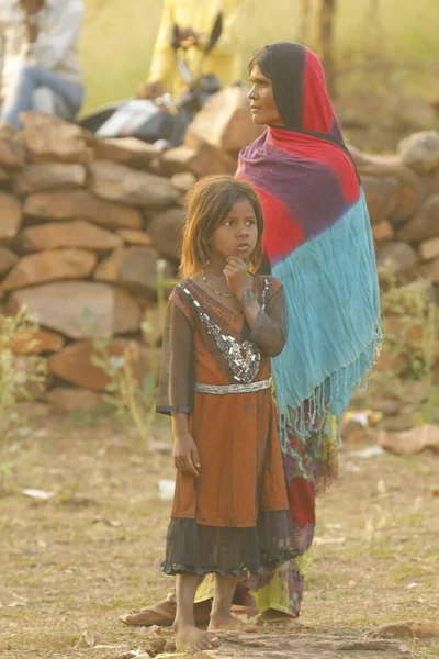 Indian Poor Mother Child Watching Hyderabad India 2Nd Aug 2022 — Stok fotoğraf