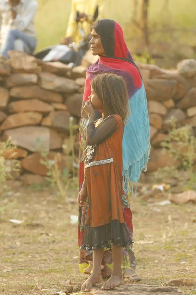Indian Poor Mother Child Watching Hyderabad India 2Nd Aug 2022 — Zdjęcie stockowe