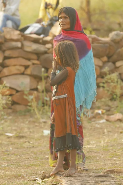 Indian Poor Mother Child Watching Hyderabad India 2Nd Aug 2022 — Stok fotoğraf