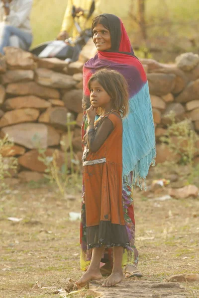 Indian Poor Mother Child Watching Hyderabad India 2Nd Aug 2022 — Stok fotoğraf