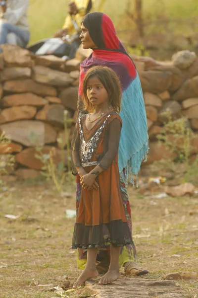 Indian Poor Mother Child Watching Hyderabad India 2Nd Aug 2022 — стоковое фото