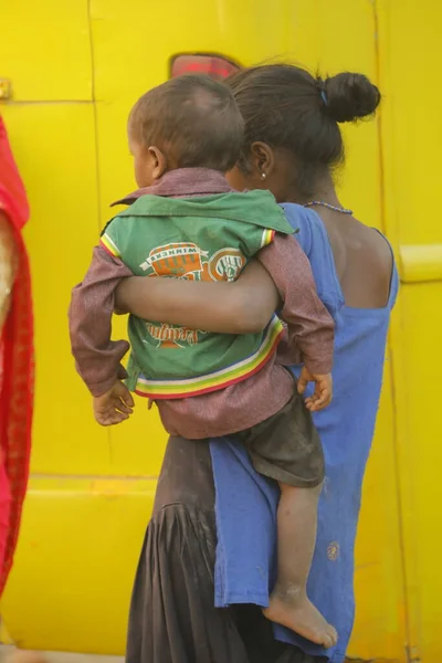 Indian Poor Mother Child Watching Hyderabad India 2Nd Aug 2022 — Foto Stock