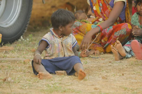 Indian Poor Mother Child Watching Hyderabad India 2Nd Aug 2022 — Zdjęcie stockowe