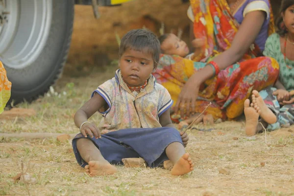 Indian Poor Mother Child Watching Hyderabad India 2Nd Aug 2022 — стоковое фото