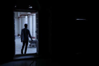 Kapıdaki adamın silueti