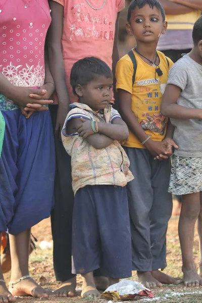 Indian Poor Mother Child Watching Hyderabad India 2Nd Aug 2022 — Stockfoto