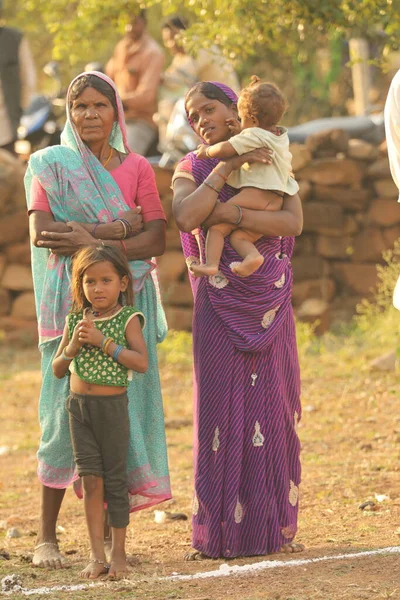 Indian Mother Child Watching Hyderabad India 2Nd Aug 2022 — Stok fotoğraf