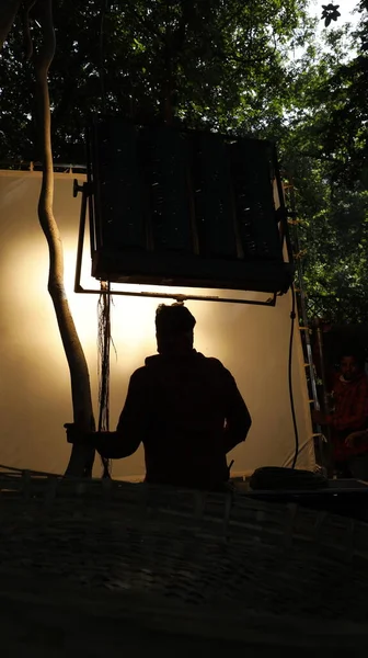 Işıklı hafif adam silueti