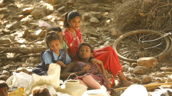 Indian Poor Children Watching Hyderabad India — стоковое фото